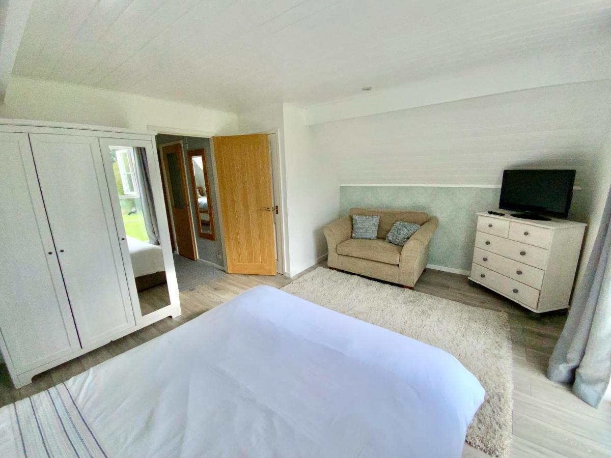 'That One' Our Cotswold Lakeside Lodge Cirencester Exterior foto