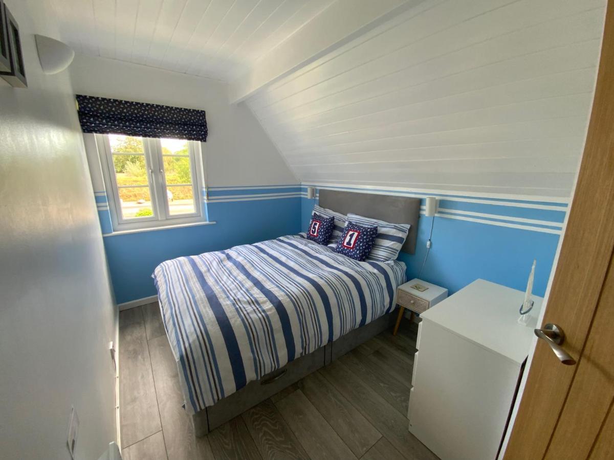 'That One' Our Cotswold Lakeside Lodge Cirencester Exterior foto