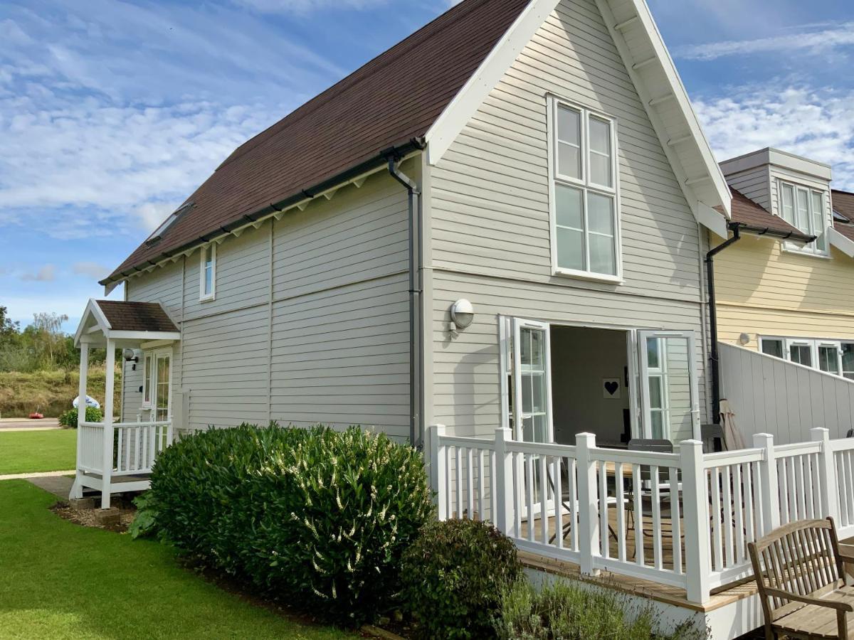 'That One' Our Cotswold Lakeside Lodge Cirencester Exterior foto
